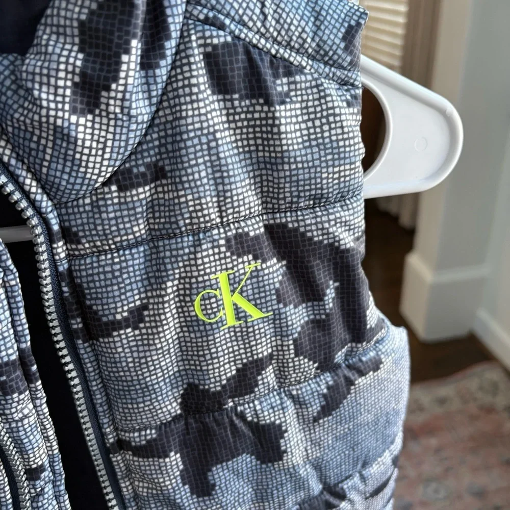 Boys Calvin Klein Camo Puffer Vest Size 6